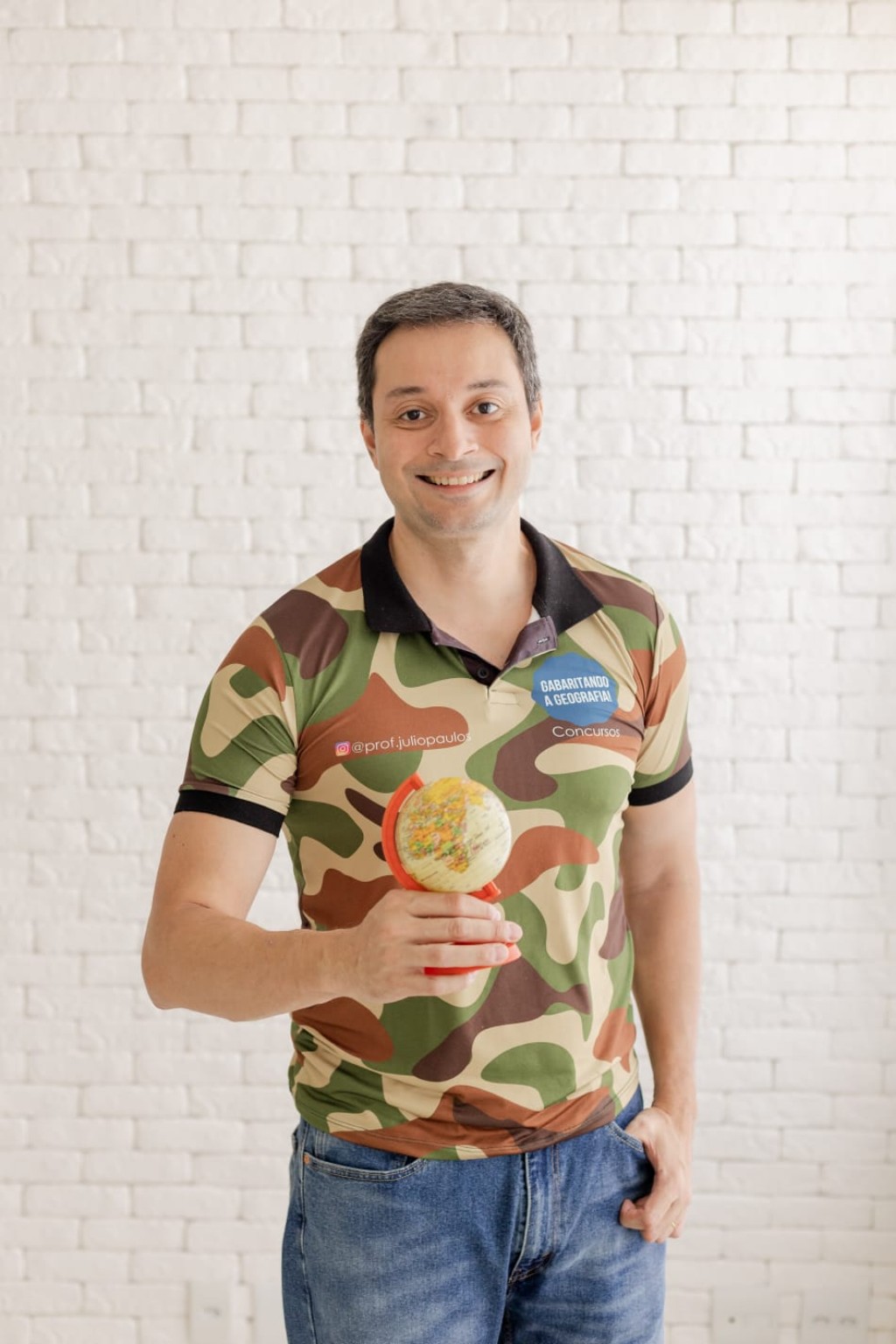Professor Júlio Paulos com globo